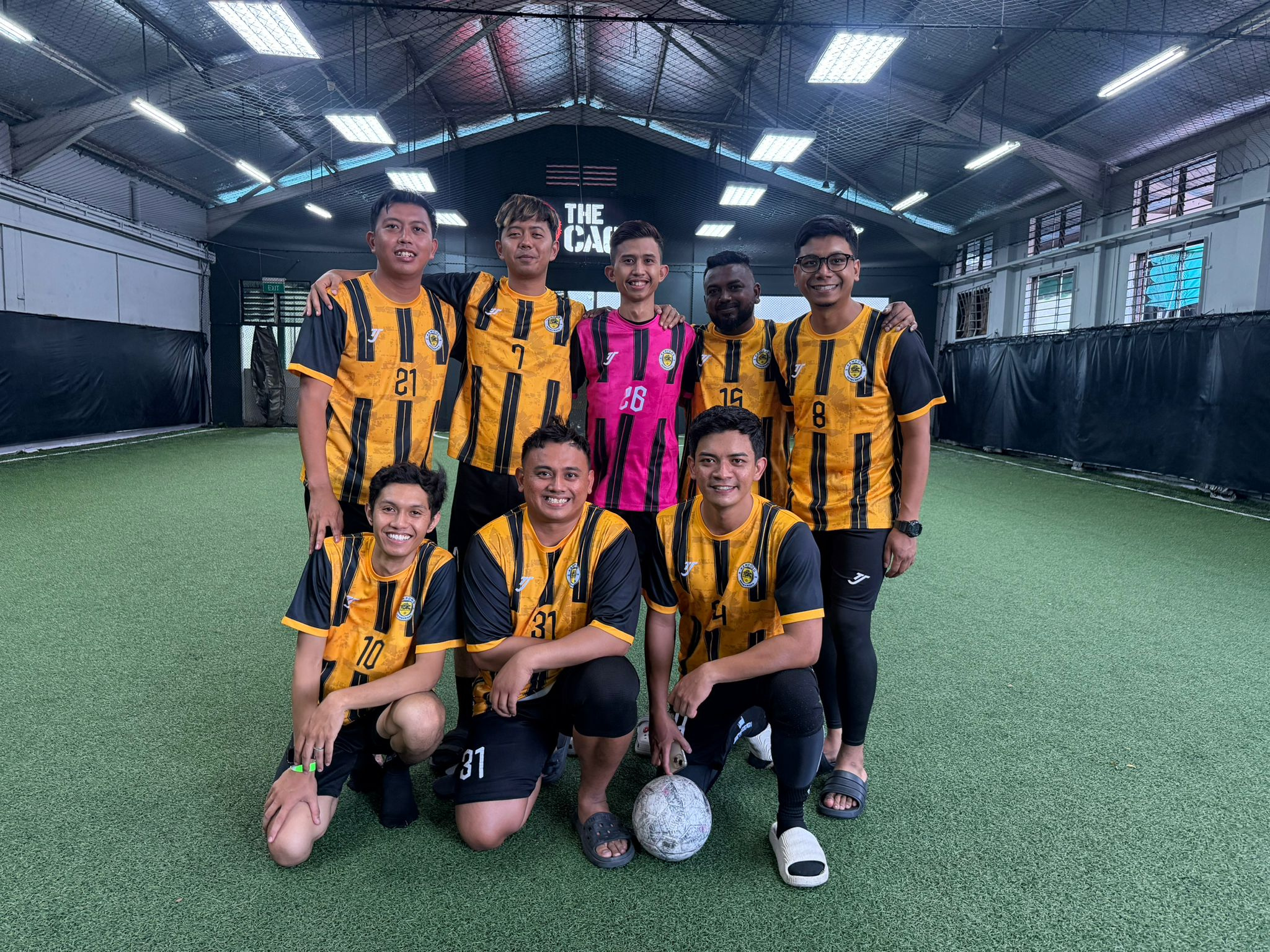 Team photo in yellow and black jerseys